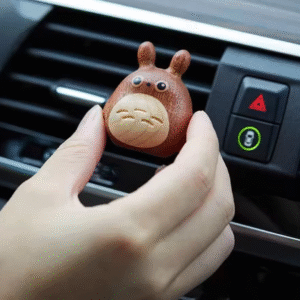 Totoro khuếch tán tinh dầu trên ô tô